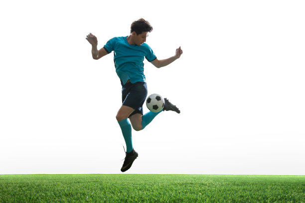 一名男足球运动员踢球图片下载