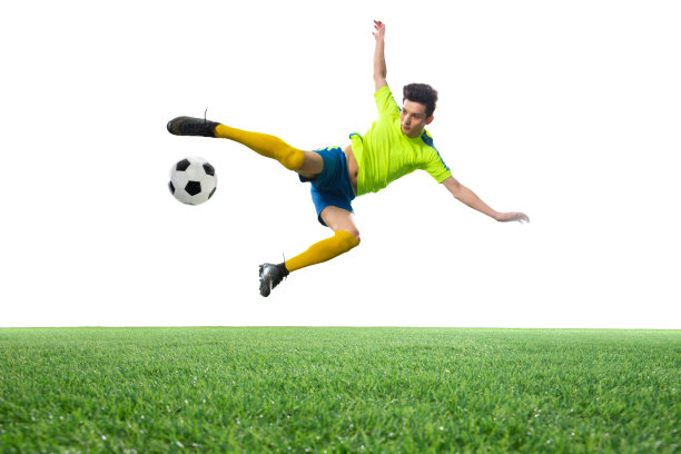 一名男足球运动员踢球图片下载