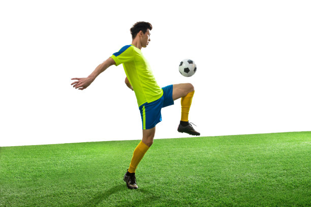 一名男足球运动员踢球图片下载