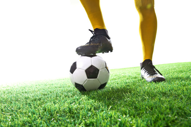 足球运动员和足球图片下载