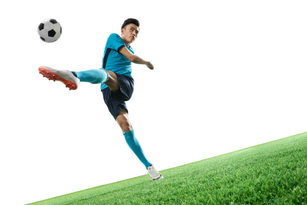一名男足球运动员踢球图片下载