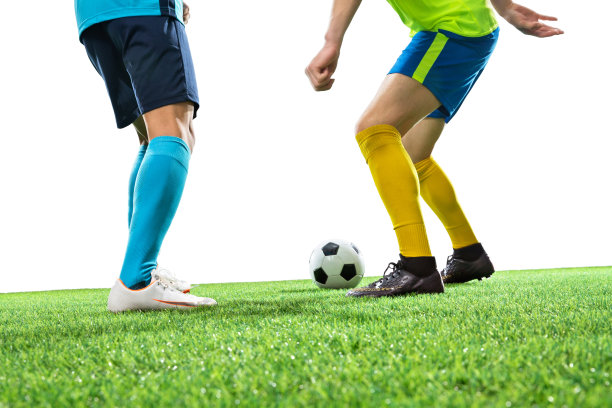 两名足球运动员踢球图片下载