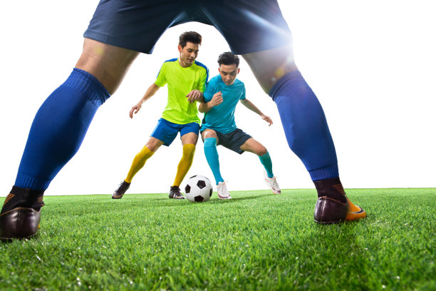 足球运动员在球场上踢球图片下载