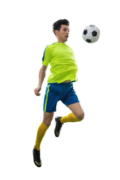 一名男足球运动员踢球图片下载