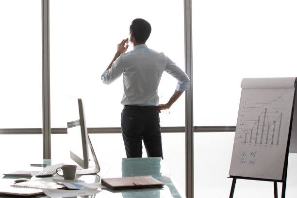 商务男士在窗户前打电话的背影图片下载