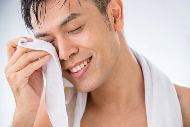 拿着毛巾擦眼睛的中年男子图片下载