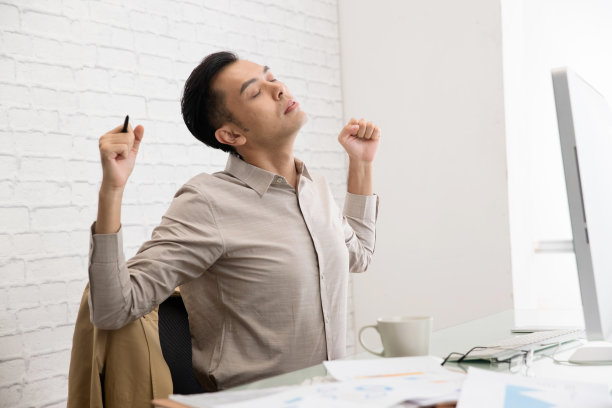 办公室内疲惫的商务男子图片下载