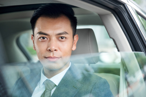 坐在车里的商务中年男子图片下载