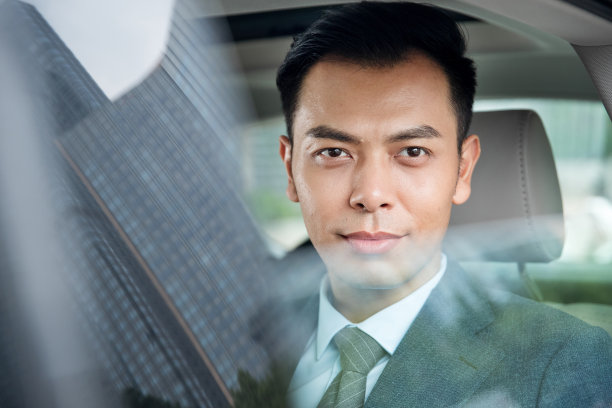 坐在车里的商务中年男子图片下载