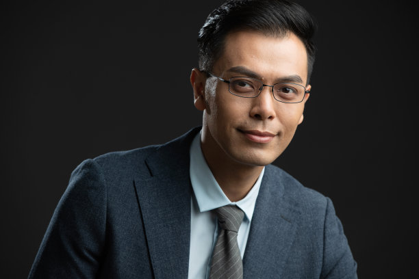 成功的中年商务男士肖像图片下载