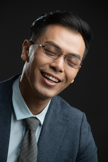 闭着眼睛笑的中年商务男士图片下载