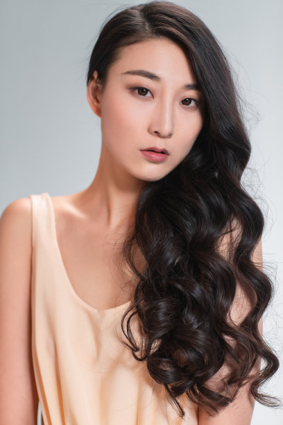 灰色背景的青年美女肖像图片下载