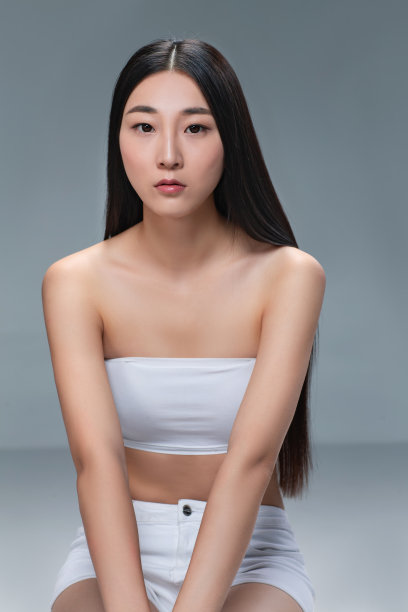 青年女人展示亮丽丝缎般的头发图片下载