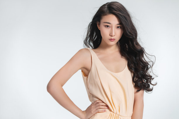 灰色背景的青年美女肖像图片下载