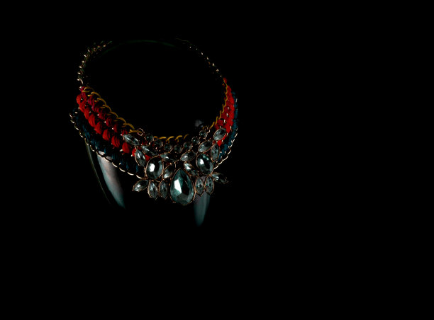 珠宝。给人体模型戴上手工项链。肖像。暗的背景图片下载