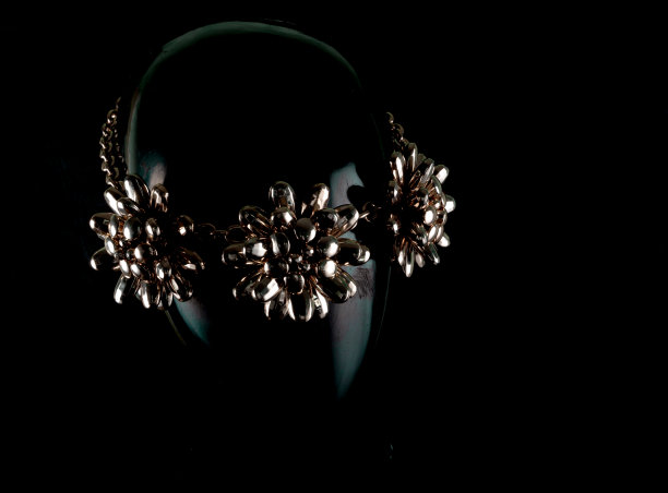 珠宝。给人体模型戴上手工项链。肖像。暗的背景图片下载