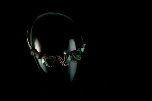 珠宝。给人体模型戴上手工项链。肖像。暗的背景图片下载