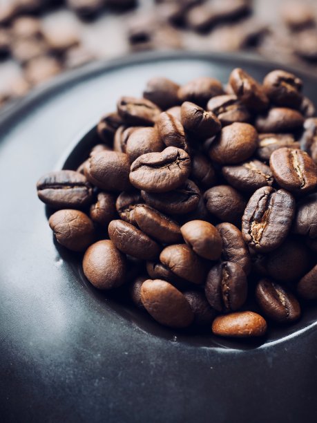 在小瓷罐里烘焙咖啡豆图片下载