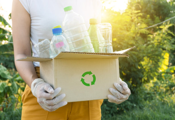 把塑料瓶装进盒子里进行回收利用图片下载