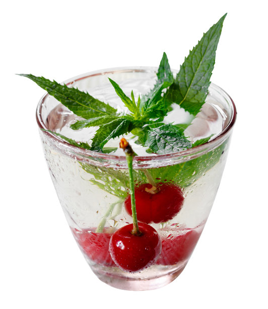 新鲜清凉的饮料成熟多汁樱桃和醋栗浆果图片下载