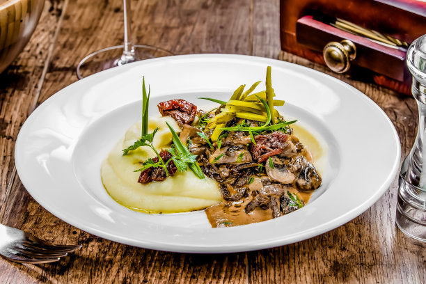 桌上有一盘俄式浓牛肉图片下载