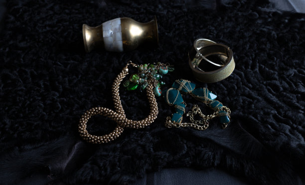 珠宝首饰。这条项链镶在黑羊皮上。对比。石头在自然阳光的照射下闪闪发光。图片下载