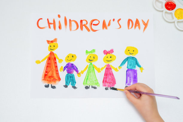 孩子正在画《儿童节快乐》。图片下载