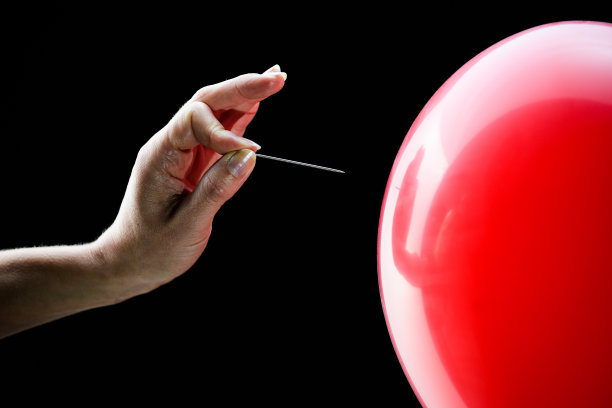 女人的手即将戳破气球图片下载