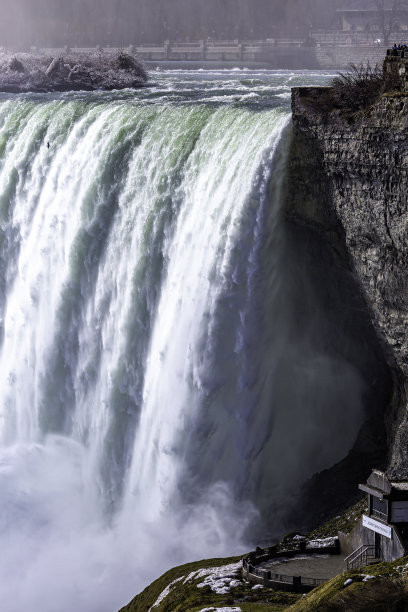 瀑布边缘图片下载
