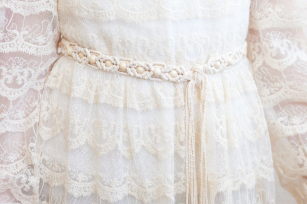 手工流苏裙带。天然棉线和木珠。时尚的女装装饰。流苏编织和棉线。女性的爱好。图片下载