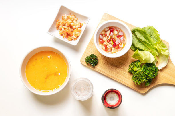 煎蛋卷的配料:奶油煎蛋卷配虾仁，配鱼露和泰国辣椒(泰国调味品“Prik Nam Pla”)。美味又简单的菜单。图片下载