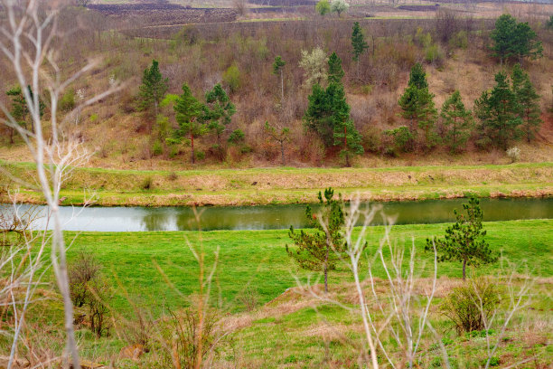 美丽的乡村春景，有森林，有河流阴雨天。图片下载