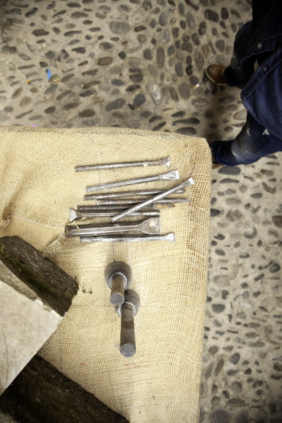 雕刻石头的旧工具图片下载