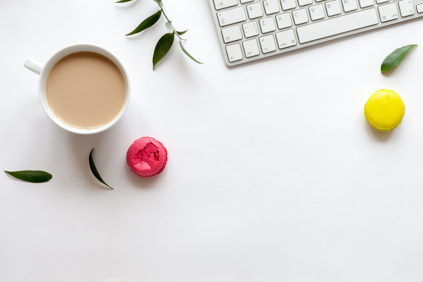 白色的春天背景与一杯咖啡，键盘，鲜花和杏仁饼干，平躺图片下载
