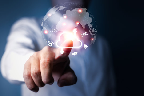 商人触摸云计算网络，以无线互联网网络技术、社交媒体、数字电子商务来连接数据信息。图片下载