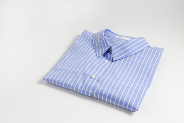 干净的衣服在洗好后整齐地折叠在明亮的背景上图片下载