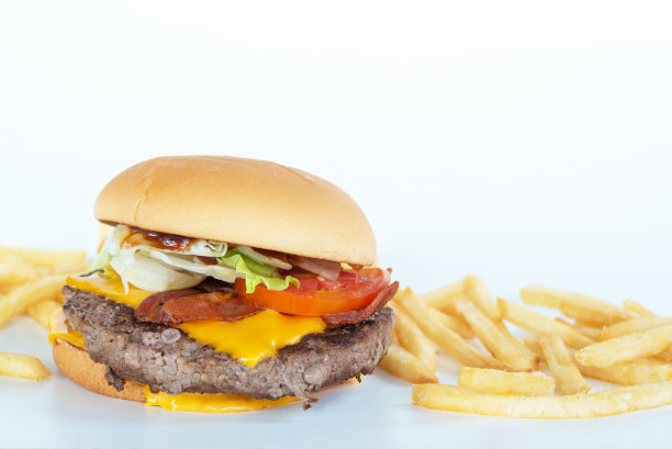 汉堡包和炸薯条，美味的汉堡包和炸薯条孤立在白色的背景图片下载