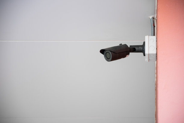 建筑墙上的闭路电视监控摄像头。图片下载