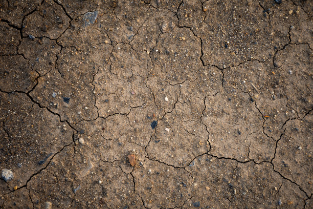 质地干裂的土地，因为没有雨水和干旱季节。图片下载