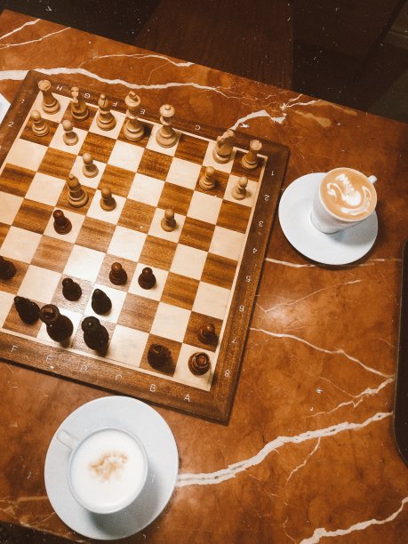 木桌下棋，还有两个咖啡杯图片下载