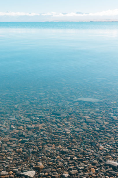 普卡基湖清澈的水图片下载