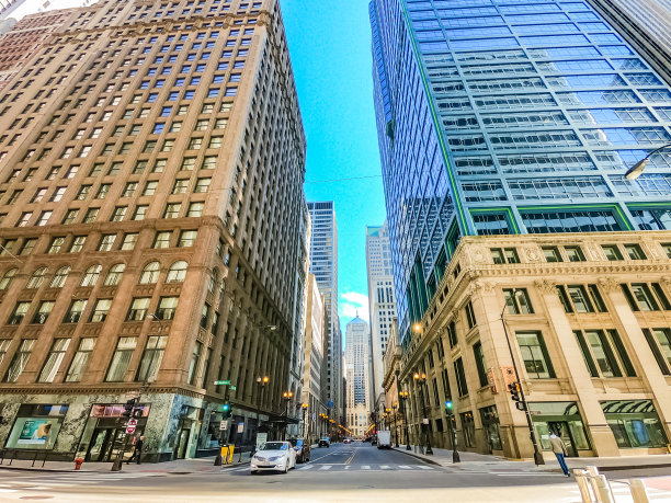 芝加哥历史悠久的市中心金融区一组建筑的街景。图片下载