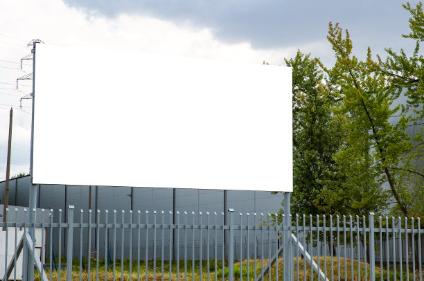 工业大楼前的空白白色广告牌图片下载