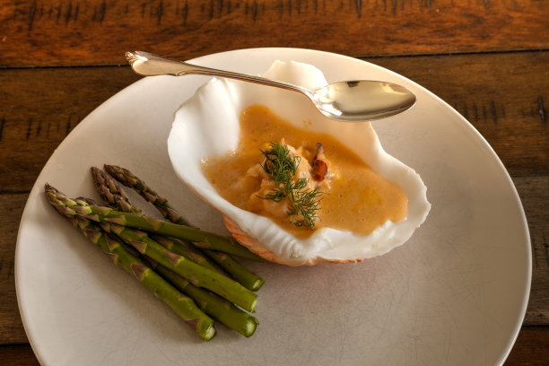 海鲜套餐的龙虾浓汤在海贝碗里图片下载