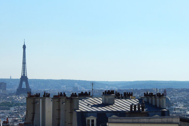 法国巴黎的屋顶，从蒙马特可以看到埃菲尔铁塔图片下载
