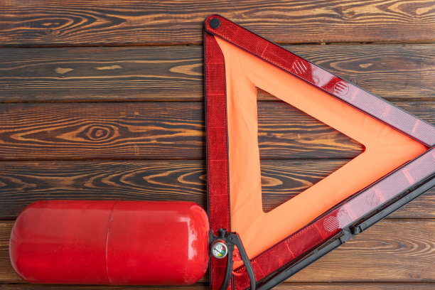 红色三角形道路安全，灭火器，拷贝空间，俯视图图片下载