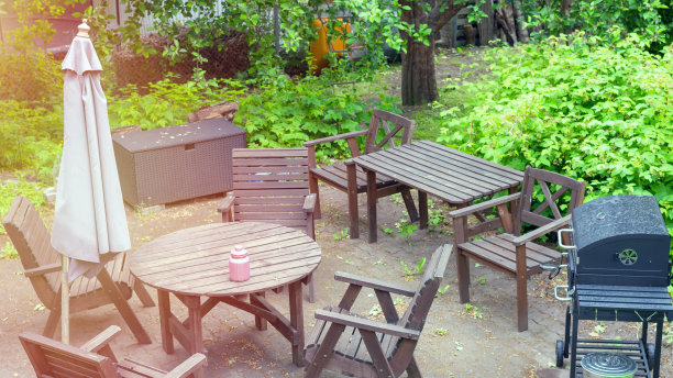 木制庭院家具在后院的娱乐概念图片下载