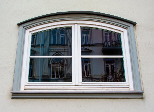 窗户上有美丽的倒影图片下载