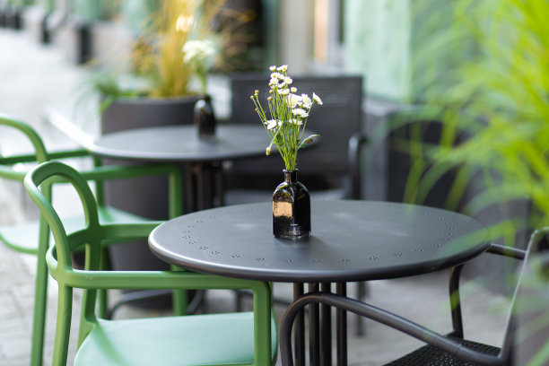 夏季操场的内部没有人，花盆里有鲜花。一个舒适的咖啡馆图片下载