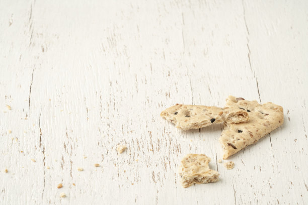 木桌上剩下的饼干屑图片下载